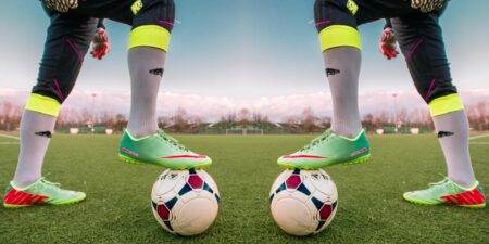 2 gleich aussehende Fußballspieler