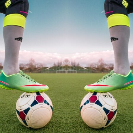 zwei gleich aussende Fußballerbeine