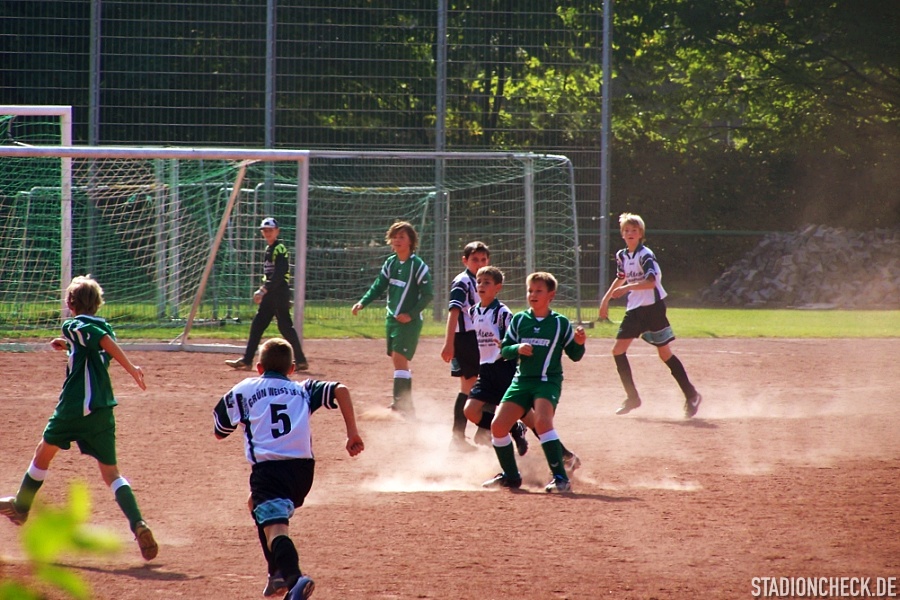 Jugendmannschaften auf einem Ascheplatz in Lünen-Alstedde