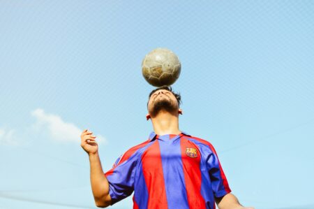 Mann im FC-Barcelona-Trikot jongliert einen Ball