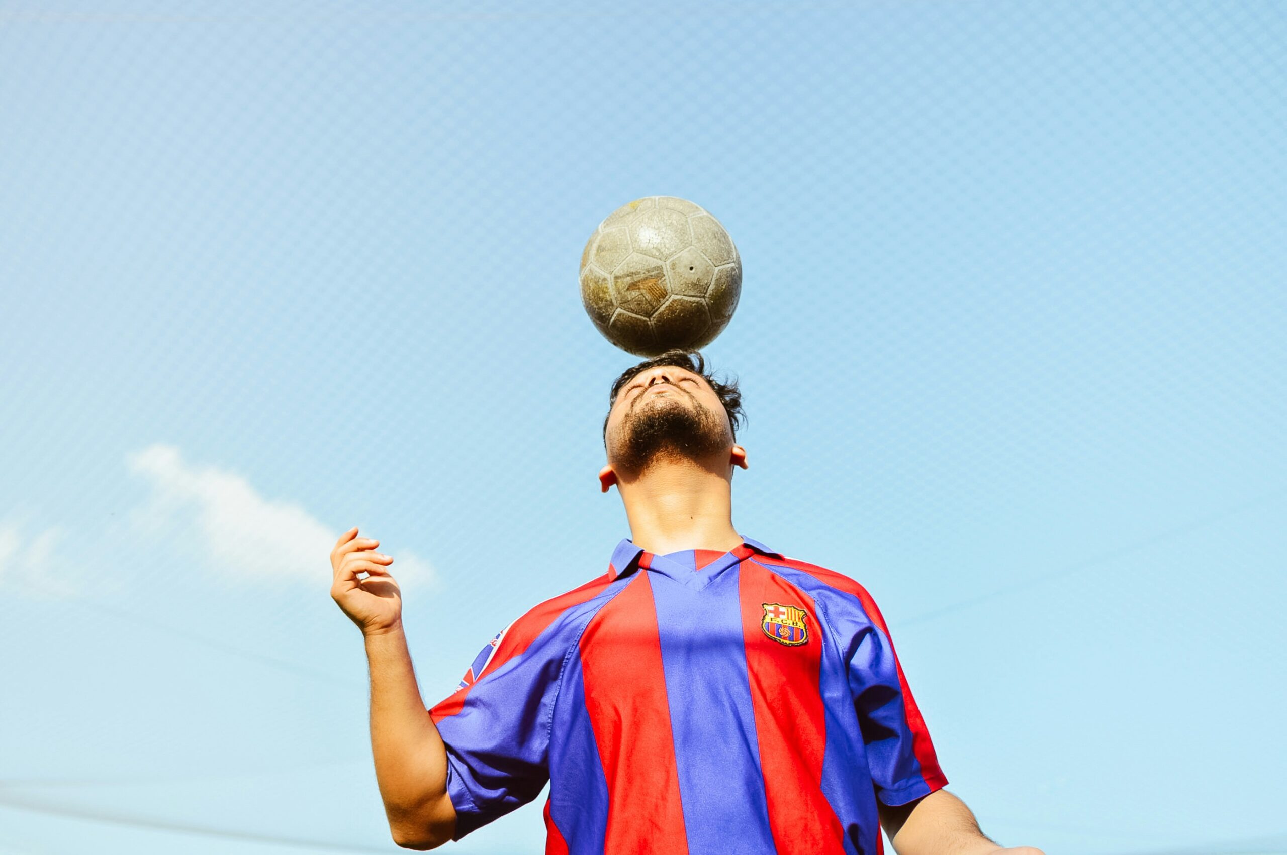 Mann im FC-Barcelona-Trikot jongliert einen Ball
