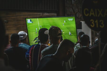 eine-gruppe-von-menschen-die-sich-ein-fussballspiel-im-fernsehen-ansehen